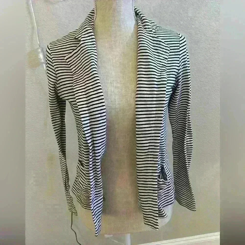 Forever21 black and white blazer- Medium - Picture 2 of 5